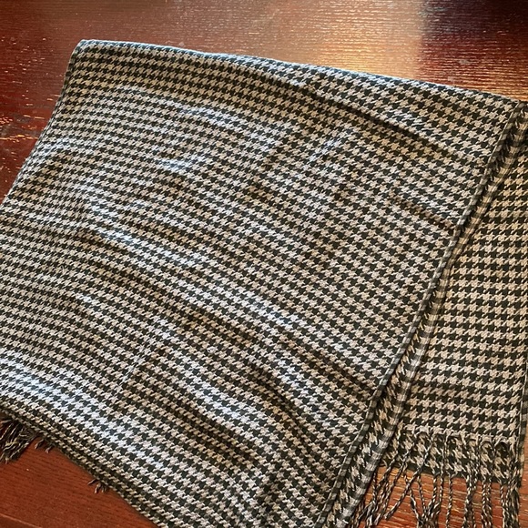 Beautiful Pashmina Scarf - Picture 2 of 3